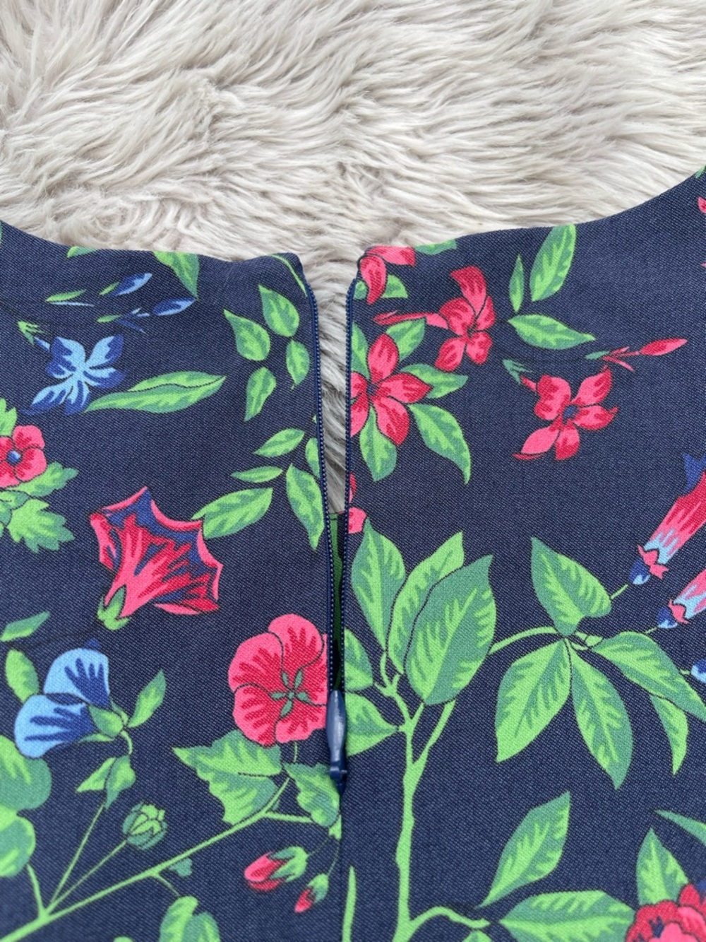 J. McLaughlin Amelia Navy/Multicolor Floral Stretch Sleeveless Top Size 4 Tank - Picture 12 of 12